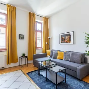 https://downtown-cozy-home-in-the-gozsdu-garden.inbudapesthotels.com